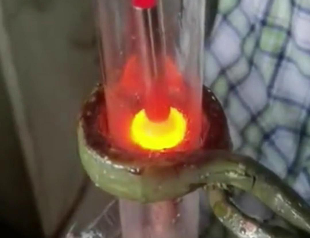通過手持式高頻加熱機(jī)在氮?dú)獗Ｗo(hù)下焊接銅管，可以獲得高質(zhì)量的焊縫，提高產(chǎn)品的性能和可靠性