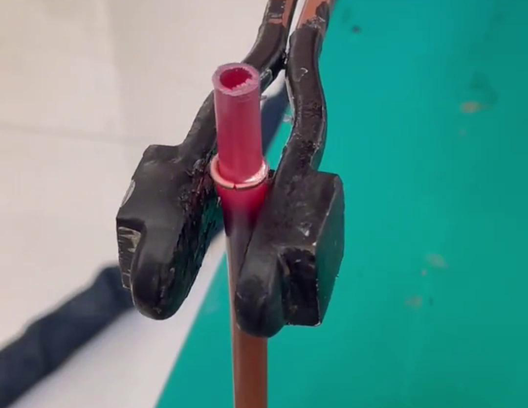 散熱器銅管對接焊用手持式高頻機(jī)，只要三秒就可以焊接完成，看一看效果如何