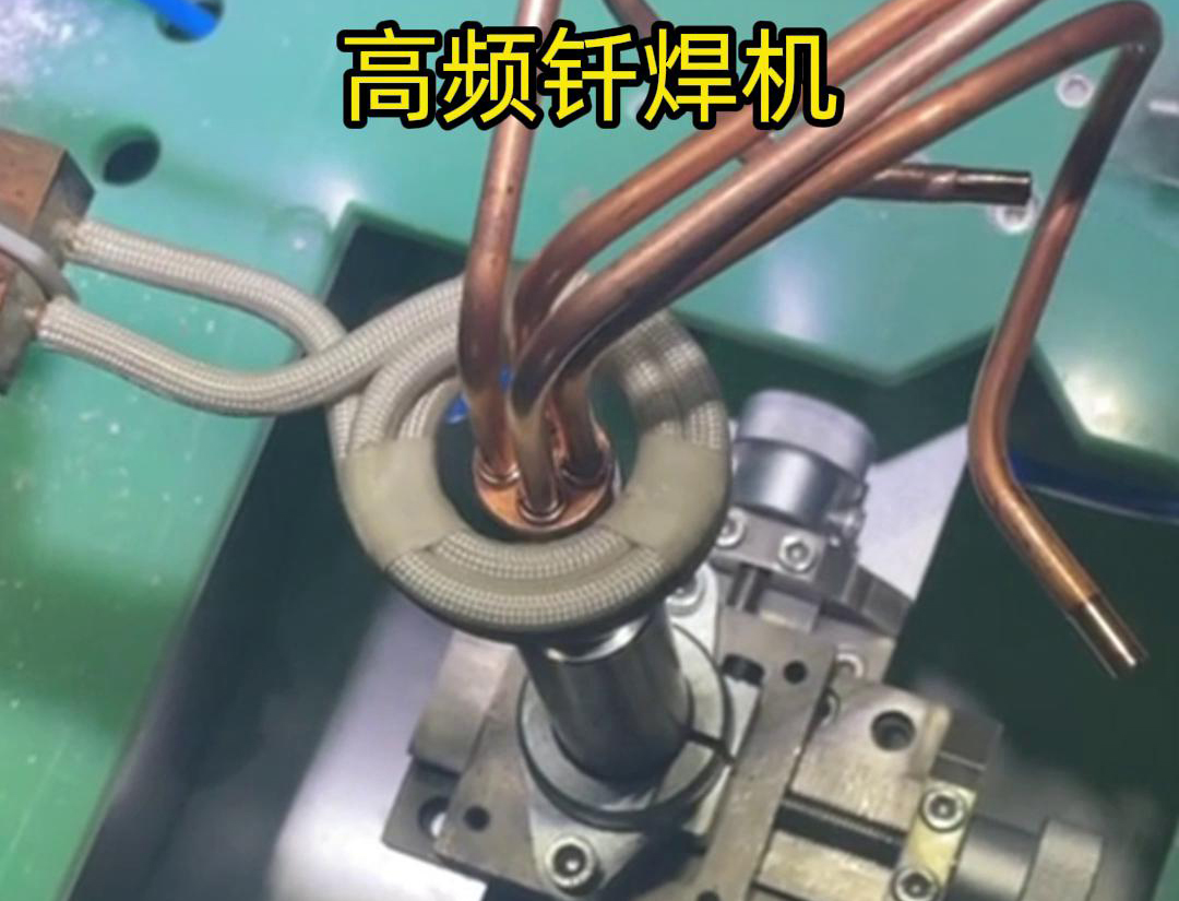 在雙工位自動感應(yīng)釬焊設(shè)備中，每個工位都配備了獨(dú)立的感應(yīng)加熱系統(tǒng)和釬焊工具，確保兩個工位可以同時進(jìn)行焊接作業(yè)