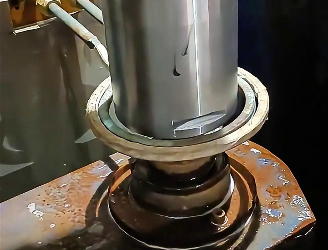 高頻淬火機床具有多個顯著的優(yōu)點，淬火速度快，通常只需幾秒鐘即可完成淬火過程