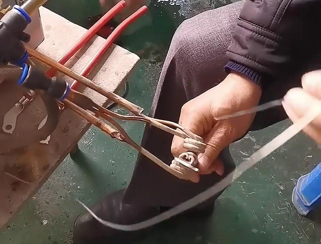 新能源線束端子錫焊用高頻焊機(jī)，提高線束端子的耐腐蝕性，延長其使用壽命
